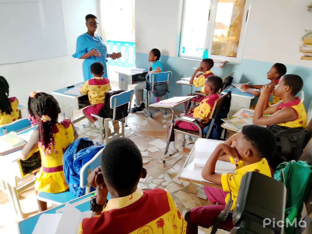 Teacher with Yellow Uniform Class